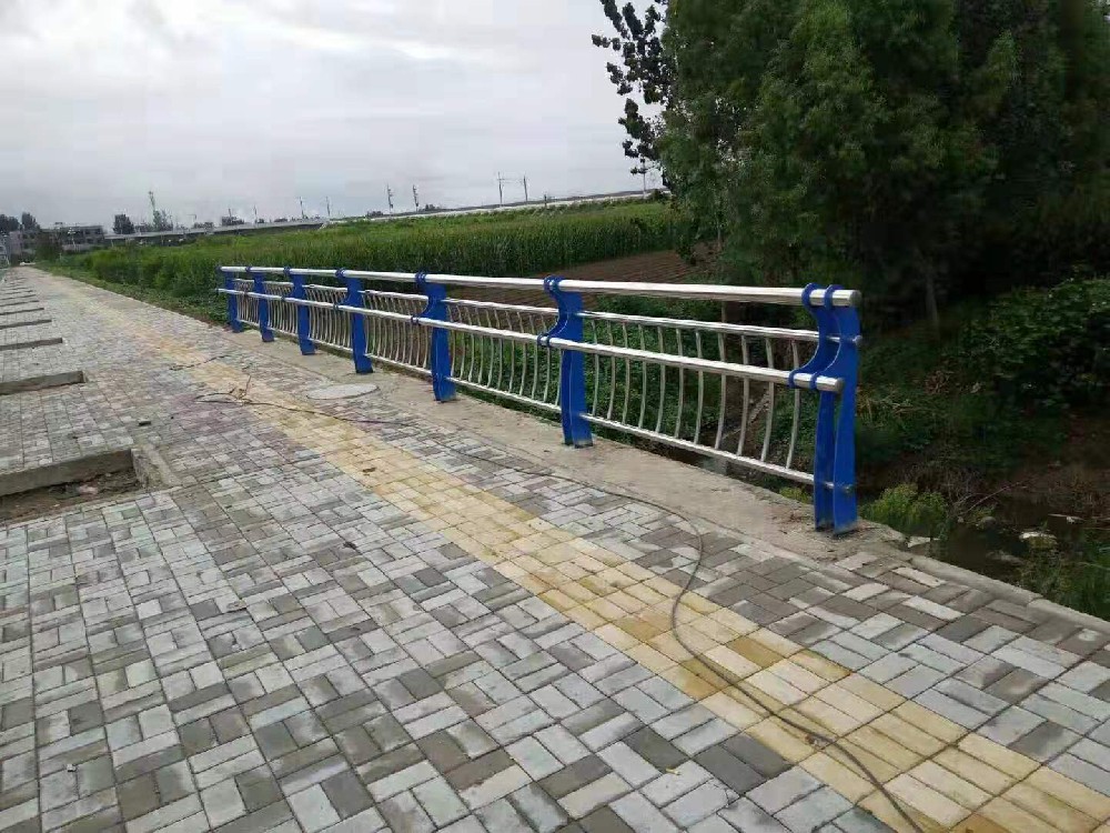 不銹鋼碳素復(fù)合管橋梁護(hù)欄